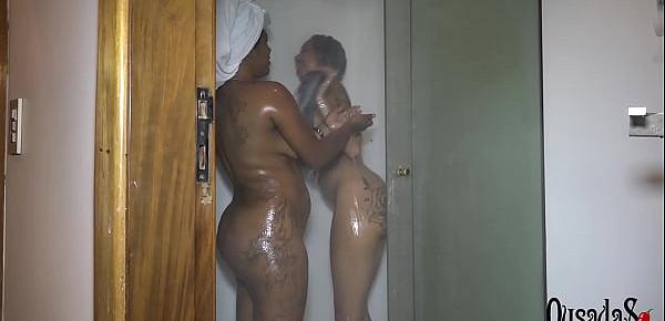  As duas negras se pegando no chuveiro antes do trabalho - Samira Ferraz - Aniaty Barboza - Binho Ted - Ed Junior